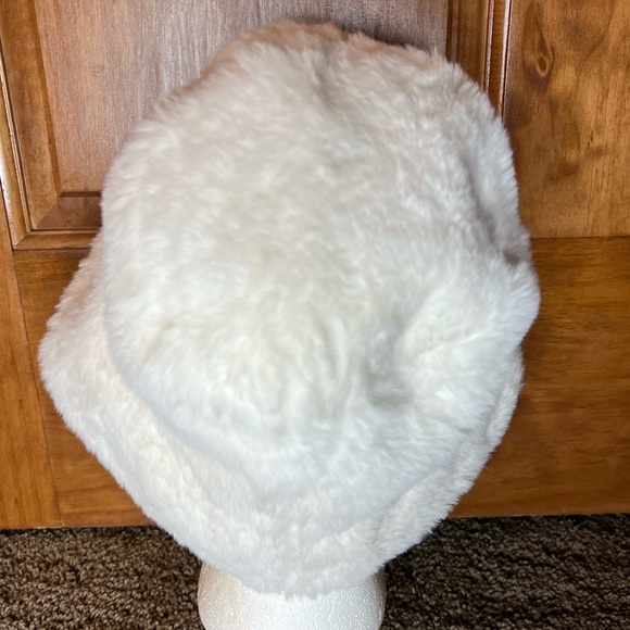 Marcus Adler White faux fur Bucket Hat A 56 - Picture 3 of 8